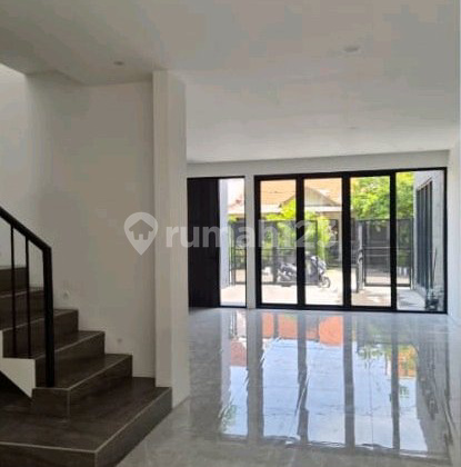 Ready-to-Occupy House in Pandugo Surabaya Suitable for the Ron Family.