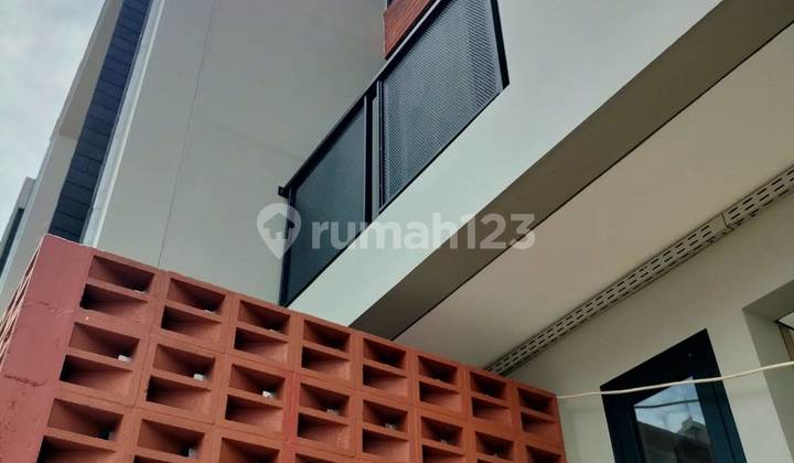 Rumah 3 Lantai Dekat Mall BExchange Bintaro 7