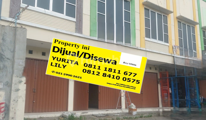 The shop house is bustling with visitors on the edge of Sumur Bandung Cisoka.