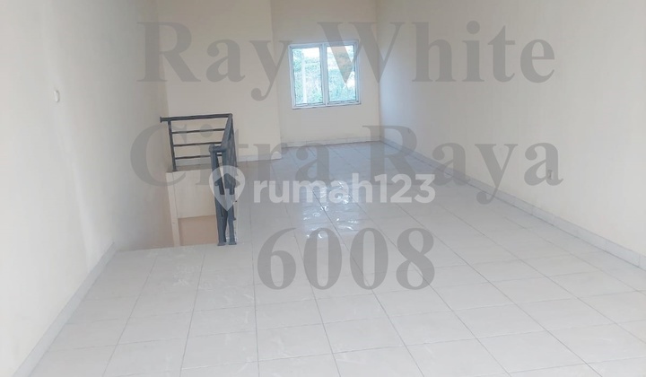 The shop house is bustling with visitors on the edge of Sumur Bandung Cisoka.