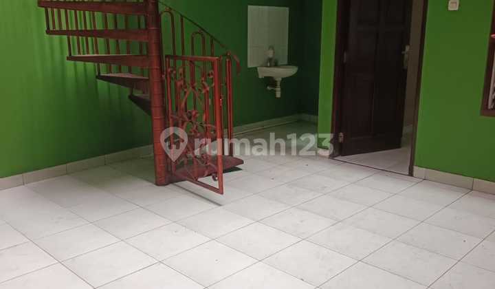 Disewakan Rumah Luas Strategis Siap Huni di Petamburan Jakarta Pusat