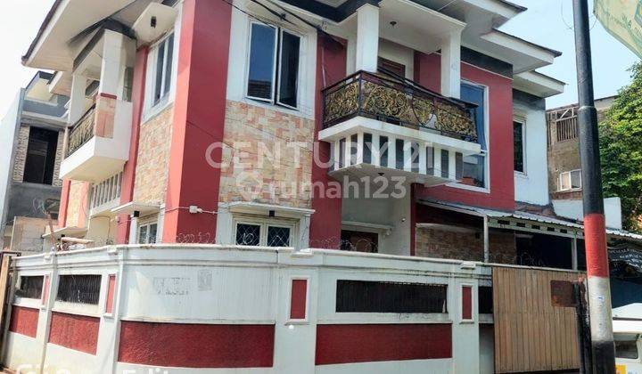 RUMAH HOOK 2½ LANTAI ADA LIFT LOKASI STRATEGIS DI CIPINANG 1