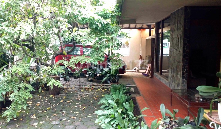 A SINGLE-STORY HOUSE IN TURANGGA WING, BANDUNG. NEAR TRANS STUDIO MALL AND THE CITY CENTER.