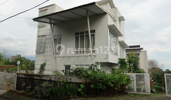 Rumah Kokoh 2,5 Lantai di Dago Bandung Dekat ke Taman Hutan Raya Ir. H. Juanda 1