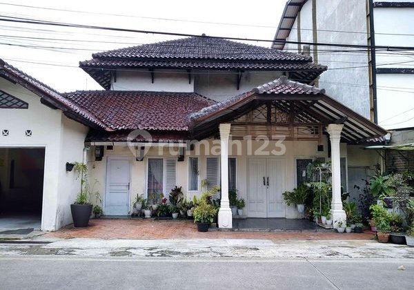 TWO-STORY HOUSE ON BUAHBATU ROAD WING, BANDUNG CITY, WEST JAVA. STRATEGIC LOCATION WITH EASY ACCESS TO THE CITY CENTER AND BUAHBATU TOLL GATE.