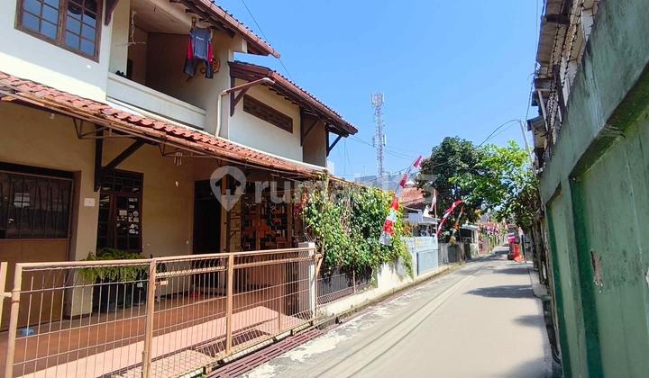 OLD HOUSE IN THE CENTER OF BANDUNG CITY. ONLY 10 MINUTES TO TRANS STUDIO MALL.