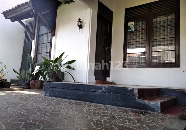 A SINGLE-STORY HOUSE IN THE MARGAJAYA HOUSING ESTATE, BANDUNG CITY, WEST JAVA. STRATEGIC LOCATION NEAR THE SOEKARNO HATTA PROVINCIAL BYPASS ROAD AND THE BUAHBATU TOLL GATE. 2