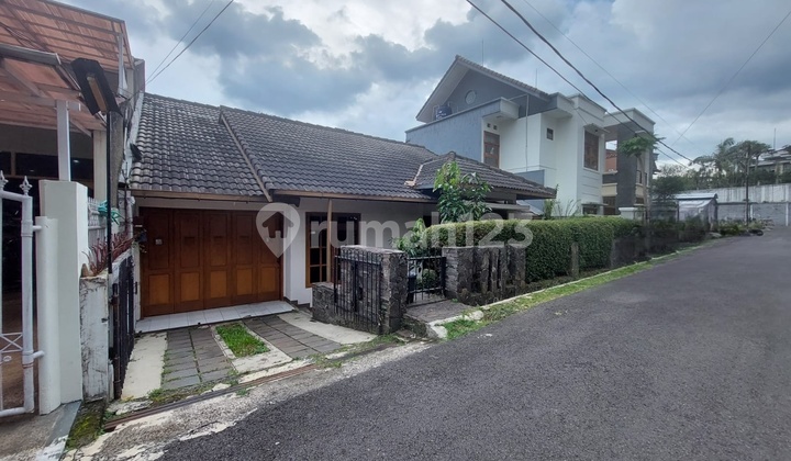 RUMAH 1 LANTAI BERIKLIM SEJUK DI CIGADUNG BANDUNG. AKSES MUDAH KE KAWASAN DAGO 1