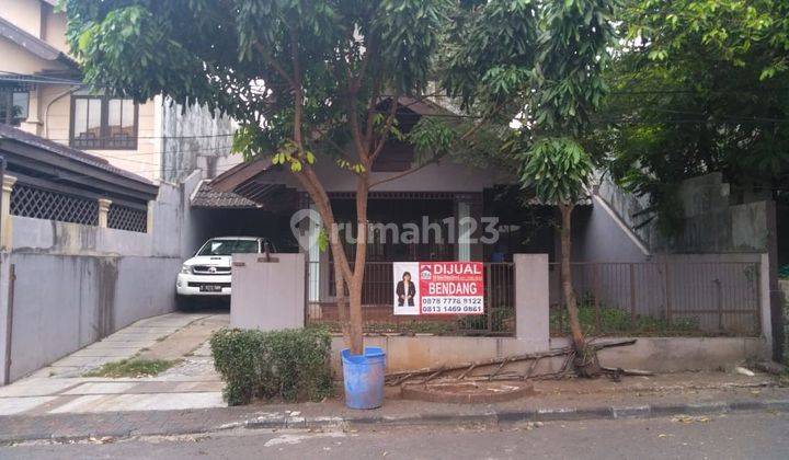 Rumah 2 Lantai Bagus Semi Furnished SHM di Jl. Mandar, Tangerang Selatan 1