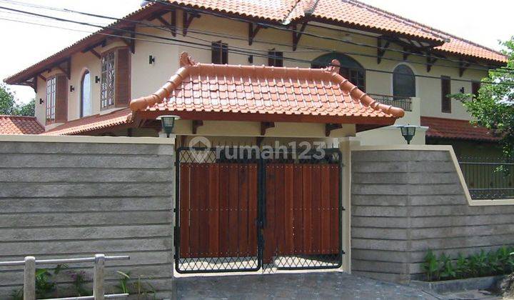 Rumah 2 Lantai Bagus Furnished SHM di Jl. Rempoa, Jakarta Selatan 1