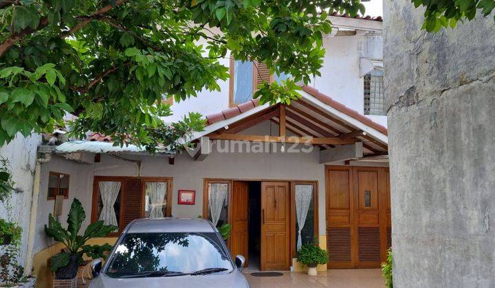 Rumah 2 Lantai Bagus Furnished SHM di Jl. Pangkalan Jati, Depok 1