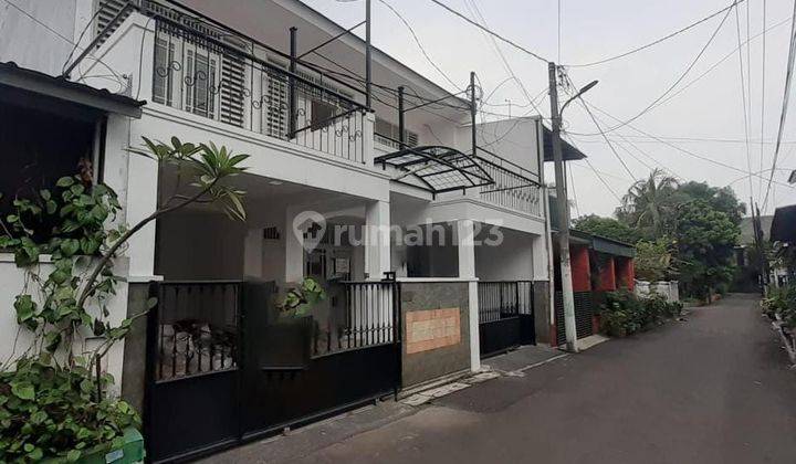 Rumah 2 Lantai Bagus Semi Furnished SHM di Jl. Delima Pjmi, Jakarta Selatan 1