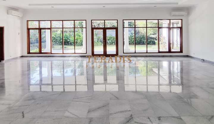Disewakan Rumah dengan Swimming Pool di Kawasan Kemang 2