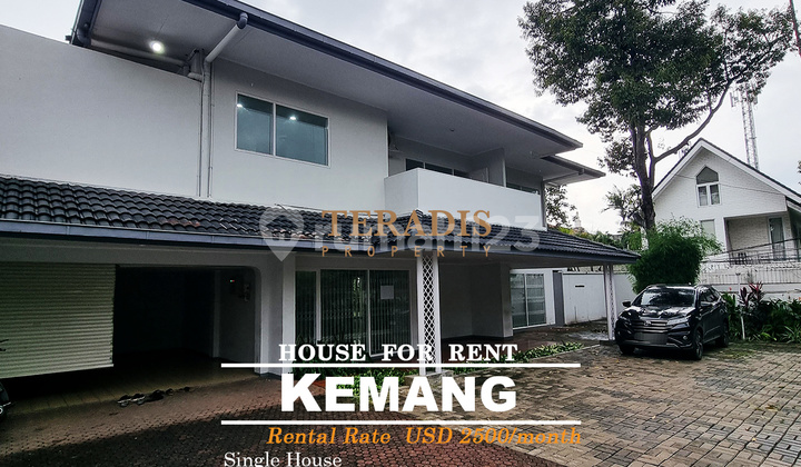 Disewakan Rumah di Kawasan Kemang dengan Swimming Pool