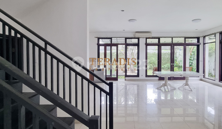 Disewakan Rumah Modern Bagus di Kawasan Kemang dengan Kolam Renang 2