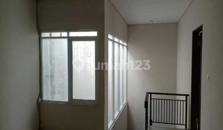 For Rent: 2-Story House Ready to Live In and Comfortable in Setra Permai Residence, Strategic Location with Easy Access.