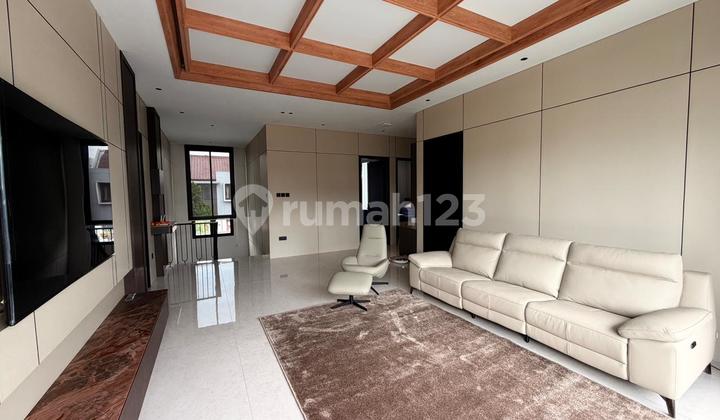 Dijual Rumah Baru Classic Modern dengan Kolam Renang di Singgasana Pradana Darmakusuma