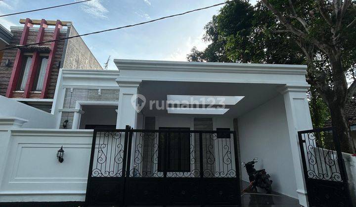 Rumah Modern Halaman Luas Lokasi Asri Dan Strategis Griya Loka Bsd Tangerang Selatan 1