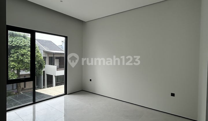 Rumah Baru Hook Modern Di Pusat Fasilitas BSD dengan Halaman Luas 2