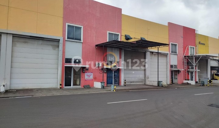 Warehouse on Jl. Bizpark II, Penggilingan, Cakung District, East Jakarta City, Special Capital Region of Jakarta, Cakung 162.0 m² Unfurnished Ready to Use