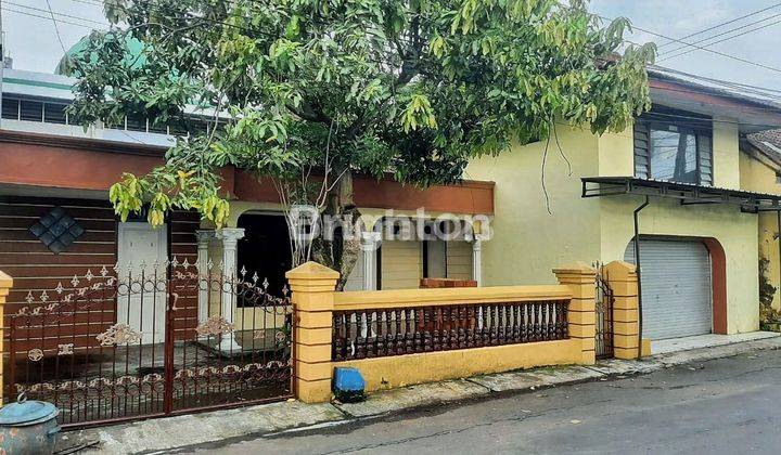 RUMAH STRATEGIS BISA UNTUK KANTOR ATAU TEMPAT TINGGAL DEKAT POROS JALAN 1