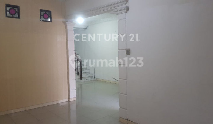 House with Access for 2 Cars, Wide Road in Johar Baru, Central Jakarta