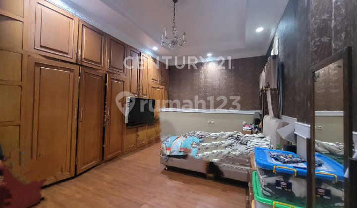 Rumah Klasik Terawat Bebas Banjir Jalan Lebar Akses Mudah 2