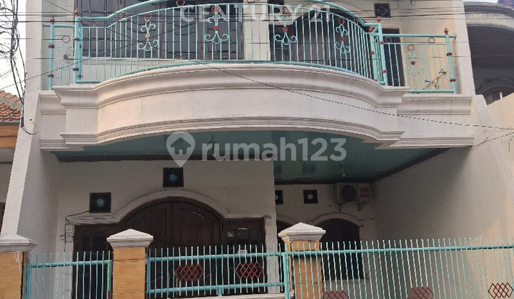 House with Access for 2 Cars, Wide Road in Johar Baru, Central Jakarta