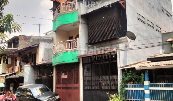 3-Story Shophouse in a Strategic Location, Utan Kayu, Near Rawamangun Toll Gate Exit
