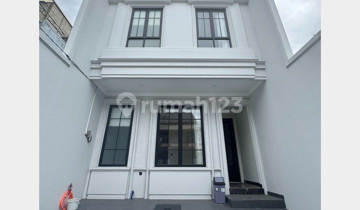 Rumah Model Eropa Janur Kuning Kelapa Gading Bebas Banjir