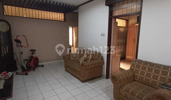 FOR SALE/RENT 2-STORY HOUSE/SHOPHOUSE/COMMERCIAL BUILDING CIATEUL (otista) bandung - strategic location; furnished  ^YL 2