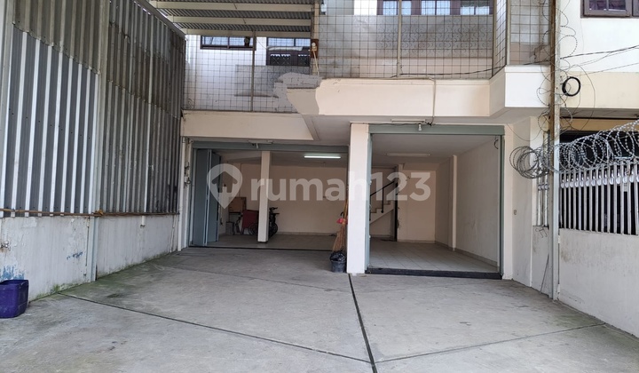 Disewakan Ruko 3 lantai di Jalan Peta 3