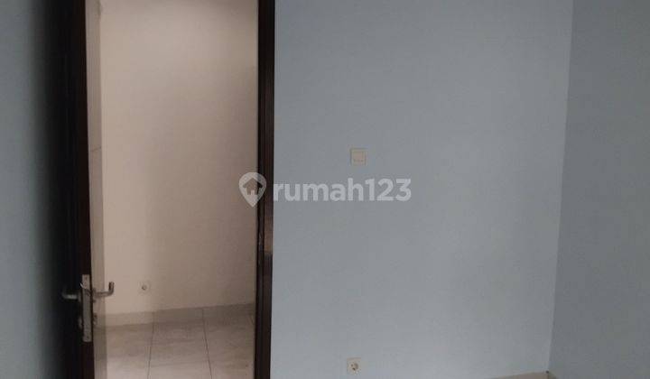 Rumah 2 Lt Hadap Utara 7 Mnt ke Mall Paradise Walk Serpong Siap Renov J-28524 2