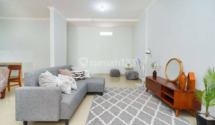 Rumah Murah Luas Terdaoat Balkon Modern Interior Dekat Rs J17637 2