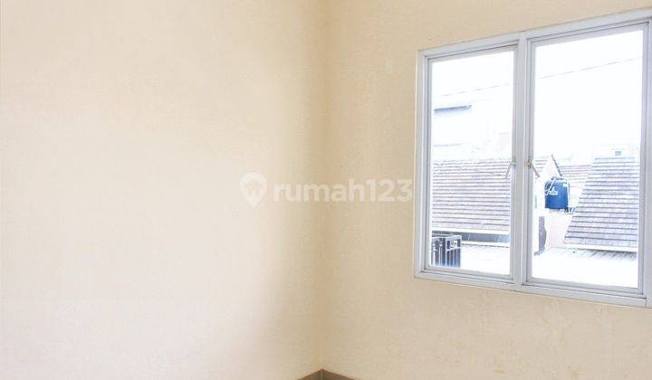 Rumah Dijual Murah Terdapat Balkon Lingkungan Nyaman SHM J21707 2