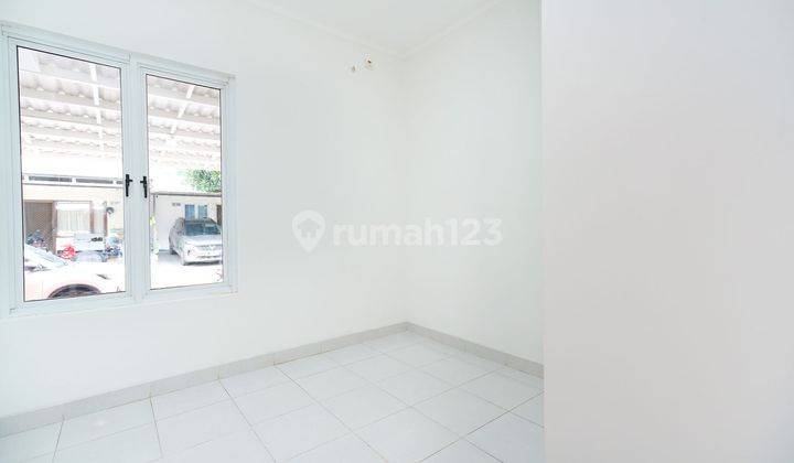 Rumah Carport Luas Hadap Selatan dekat Tangcity Mall Ready Furnished J19168 2