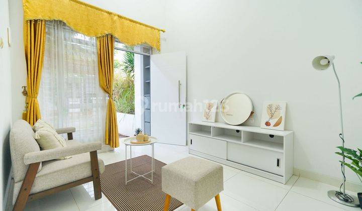 Rumah Cantik Semi Furnished Hadap Selatan dekat Mall Paradise Walk Serpong Siap KPR J22613 2