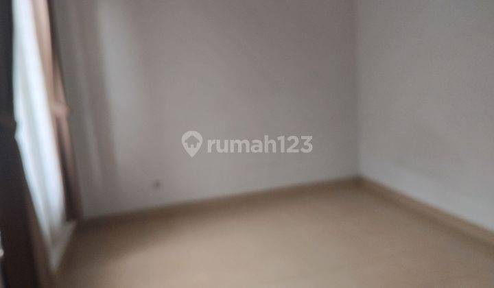 Rumah 2 Lt SHM 10 Menit ke Mall Paradise Walk Serpong Harga Nego J30786 2