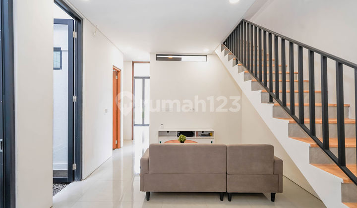 Rumah 3 KT Minimalis 4 Menit ke Mall Pesona Square SHM Siap Huni J28156 2