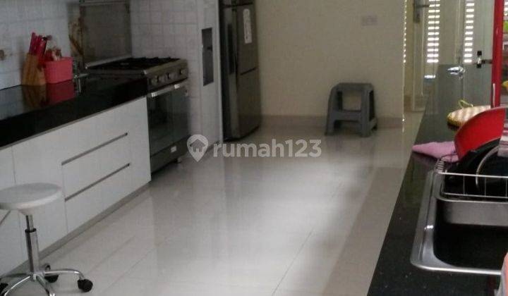 Rumah Hoek dengan  Pool  ( kolam renang)  di Anantha Avani 2 Lantai Bagus Selatan 2