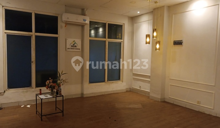 Neat 3-story shop house in Ruko Tol Boulevard BSD City, ready to use. 2