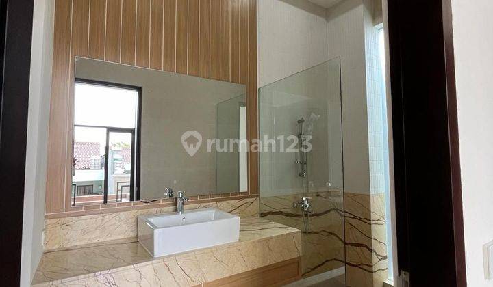 Jual Rumah Megah 3 Lantai di Sutera Jingga - Alam Sutra (RW) 2