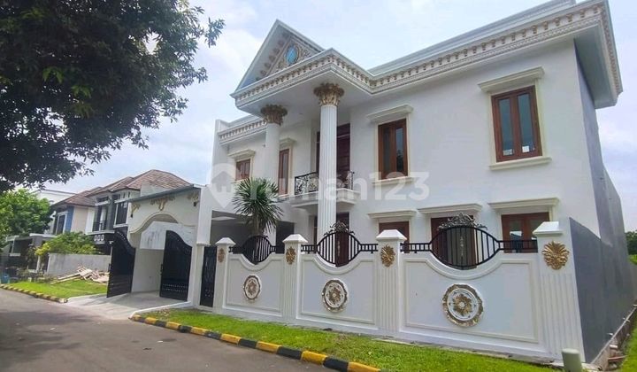 Rumah Di Puspita Loka Dengan Kolam Renang Rapi Siap.huni