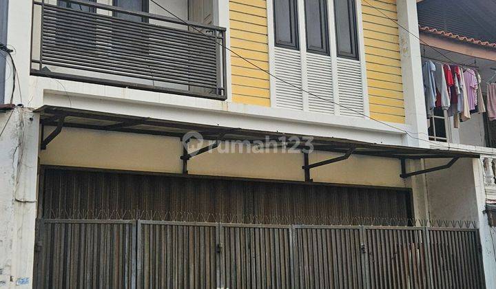 Minimalist house near Central Park mall