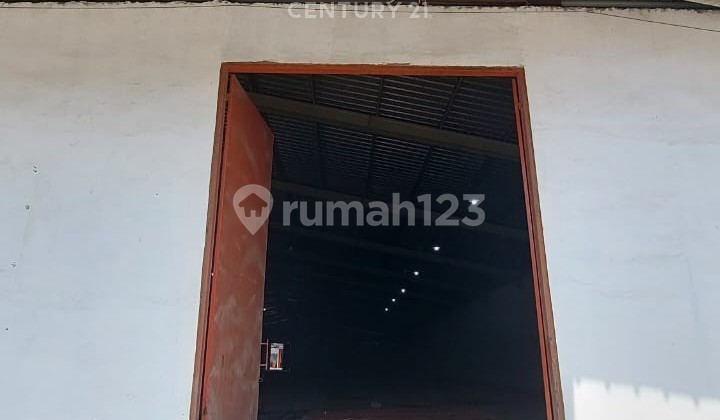 Strategic Warehouse in the Jl Raya Bogor KM 20 Warehousing Area, East Jakarta