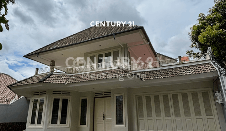 Semi-Furnished Luxury House in the Heart of Menteng with Swimming Pool Semi-Furnished Luxury House in the Heart of Menteng with Swimming Pool