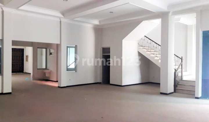 For Rent: Affordable Shop House with Business Space Feel on Raya Gubeng, Central Surabaya (DAV.A122) 1