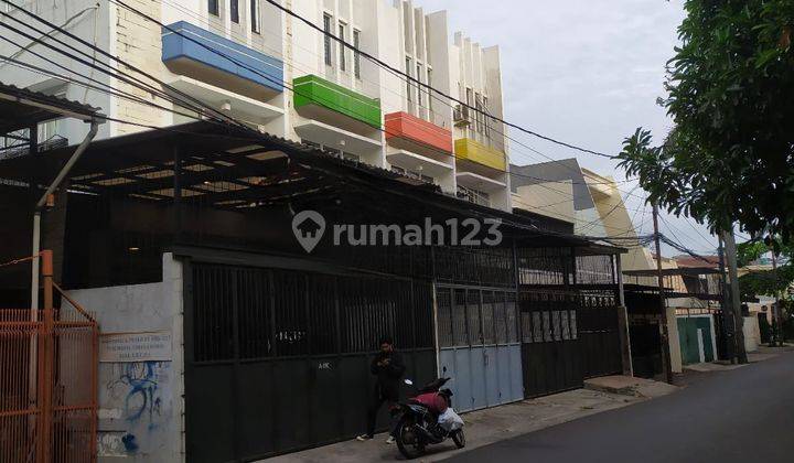 Ruko 3 lantai row jalan 3 mlbil 1