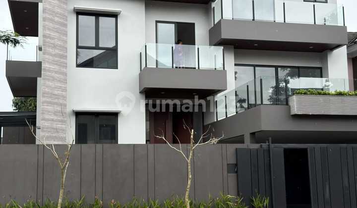 Rumah Brand New Design Modern 3 Lantai Lokasi Strategis di BSD City