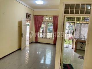 Nice Minimalist House in Nusaloka BSD, Tidy, Comfortable, with 1 AC.